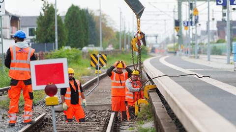 Gleisarbeiten auf der Riedbahnbaustelle am Bahnhof Gernsheim