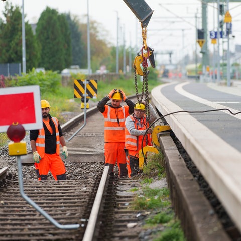 Gleisarbeiten auf der Riedbahnbaustelle am Bahnhof Gernsheim