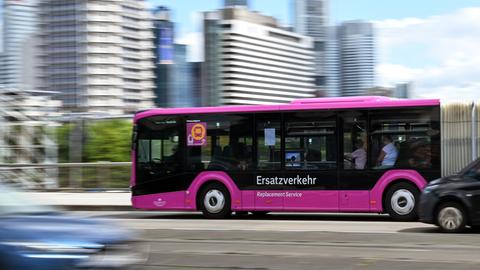 Ein lilafarbener Bus fährt durch die Frankfurter Innenstadt.