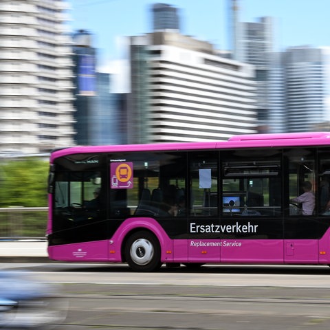 Ein lilafarbener Bus fährt durch die Frankfurter Innenstadt.