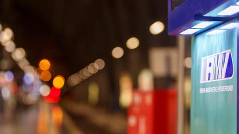 Ein Fahrkartenautomat des Rhein-Main-Verkehrsverbunds (RMV) an einem Bahnsteig in Frankfurt.