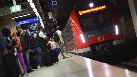  Eine S-Bahn-Zug fährt im Tiefbahnhof des Frankfurter Hauptbahnhofs ein.