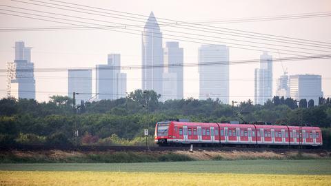 Vorne S-Bahn, hinten Frankfurter Skyline