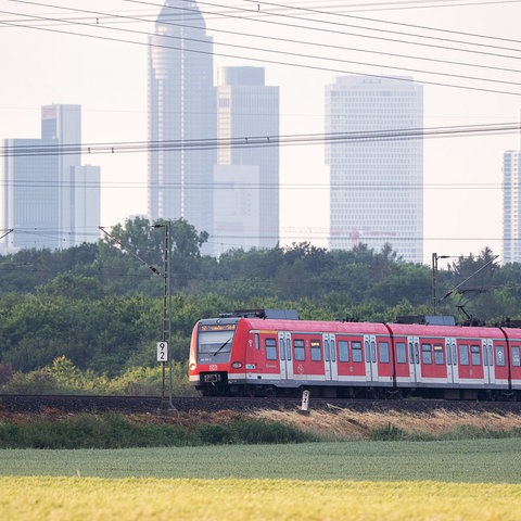 Vorne S-Bahn, hinten Frankfurter Skyline