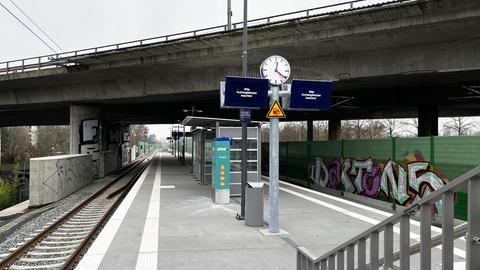 S-Bahn-Station Ginnheim - ein leerer Bahnsteig - daneben Gleise - die Uhr zeigt 12.20