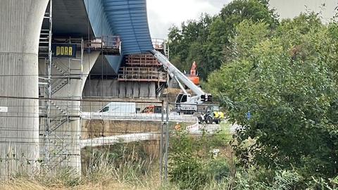 Baustellenwagen steht unter Salzbachtalbrücke