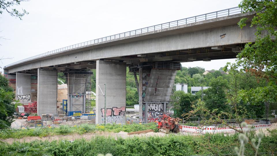 Salzbachtalbrücke soll gesprengt werden - A66 monatelang ...