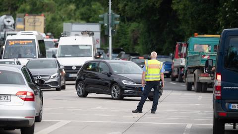 Ein Verkehrspolizist regelt den stockenden Verkehr an einem Zubringer zur A66 in Wiesbaden