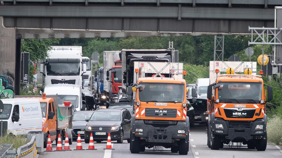 Verkehrslage bei Salzbachtalbrücke nahe Wiesbaden ...