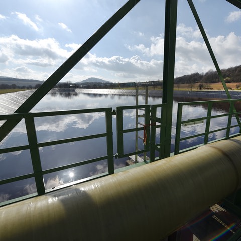 Eine Rohrleitung verläuft vor dem Stapelbecken für Salzabwasser im K+S-Verbundwerk Werra Standort Hattorf in Philippsthal (Hessen).