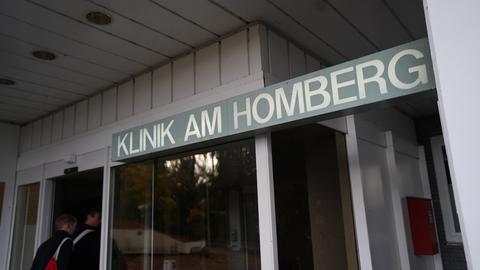 Ein Schild hängt an einer Fassade aus den 1970er Jahren. Es trägt den Schriftzug "Klinik am Homberg":