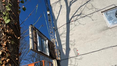 Ein Fassadenelement wird an das Gebäude in Wiesbaden von außen angebaut. 