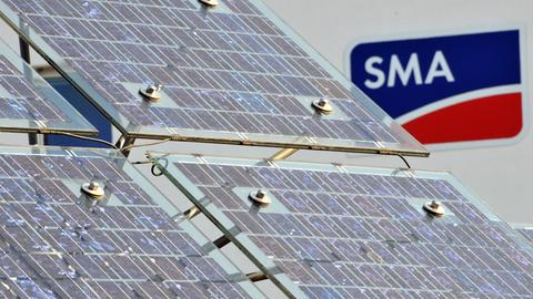 Photovoltaikanlage am SMA-Firmensitz in Niestetal, im Hintergrund ist das SMA-Logo zu sehen