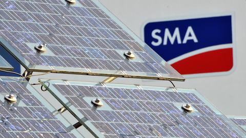 Photovoltaikanlage am SMA-Firmensitz in Niestetal, im Hintergrund ist das SMA-Logo zu sehen