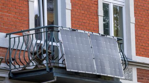 Mini-Solaranlagen an einem Balkon einer Wohnung