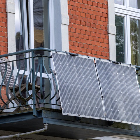 Mini-Solaranlagen an einem Balkon einer Wohnung