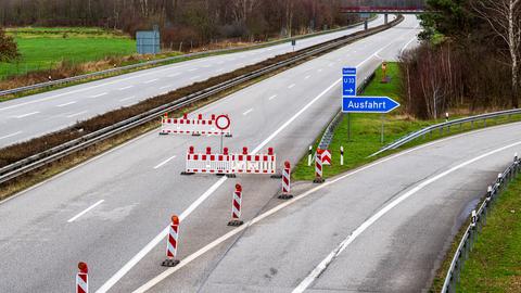 Sperr-Schilder auf einer Autobahn