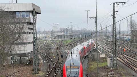 Bahn fährt am Stellwerk Frankfurt Höchst vorbei