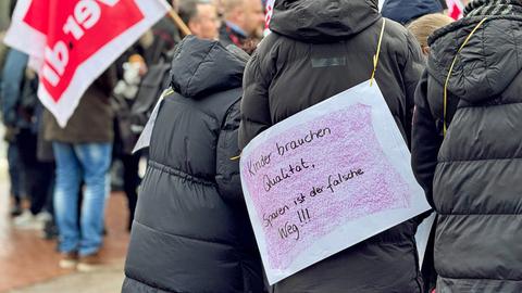 Streikendes Kita-Personal in Darmstadt.