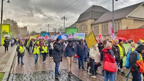 Streikende im öffentlichen Dienst am Mittwoch in Darmstadt.