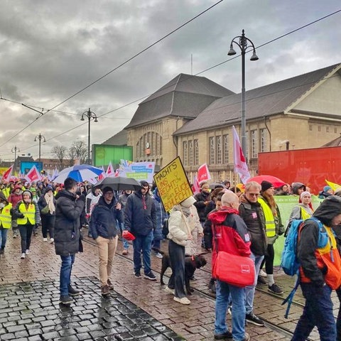 Streikende im öffentlichen Dienst am Mittwoch in Darmstadt.