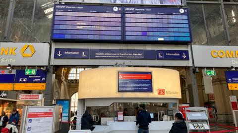 Leere Anzeigentafel am Frankfurter Hauptbahnhof