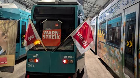 Straßenbahn mit Schild "Warnstreik" im Depot