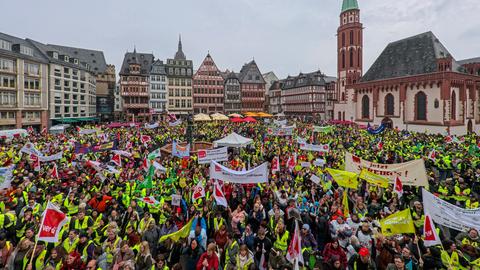 Hunderte Teilnehmende - viele mit gelben Warnwesten - mit Verdi-Fahnen und Transparenten einer Verdi-Kundgebung auf dem Römerberg in Frankfurt