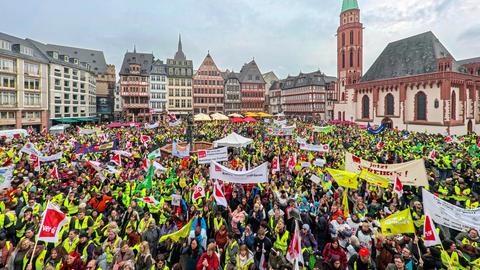 Hunderte Teilnehmende - viele mit gelben Warnwesten - mit Verdi-Fahnen und Transparenten einer Verdi-Kundgebung auf dem Römerberg in Frankfurt