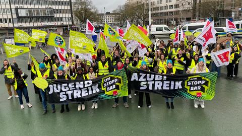 Nachwuchskräfte im öffentlichen Dienst machen in Kassel mit einem Jugendstreiktag auf ihre Forderungen an die Arbeitgeber aufmerksam. 