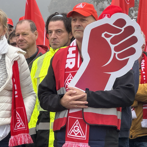 Mehr als 200 Mitarbeiter streiken bei Rolls Royce in Oberursel (Hochtaunus).