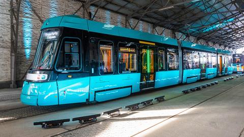 Das Bild zeigt eine türkisfarbene U-Bahn in einem überdachten Gleis. Es handelt sich dabei um das Modell T-Wagen der VGF.