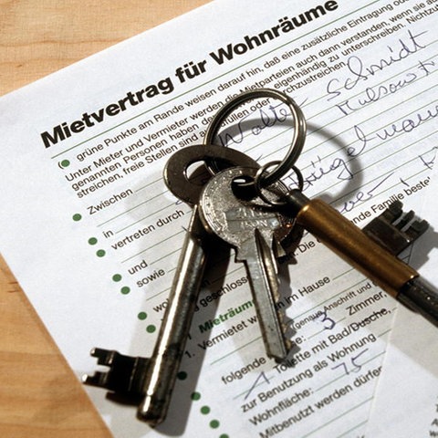 Ein Mietvertrag und Schlüssel zu einer Wohnung liegen auf einem Tisch. (dpa)