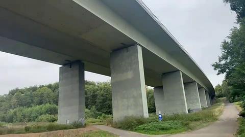 Autobahnbrücke der A45 über ein Tal bei Hammersbach-Marköbel