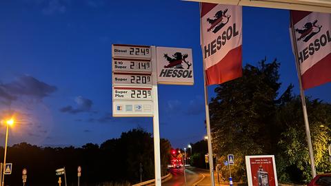 Eine Anzeigentafel an einer Tankstelle in Maintal zeigt die aktuellen Preise an: 2.24 Euro für einen Liter Diesel, 2.14 Euro für einen Liter E10 Super, 2.20 Euro für einen Liter Super, 2.29 für einen Liter Super Plus.