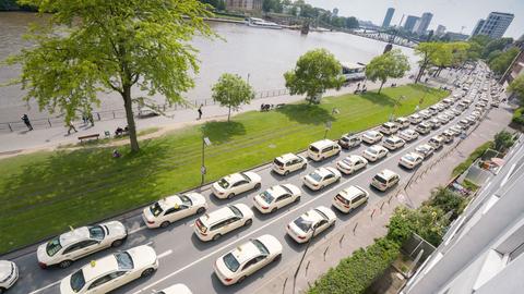 Parade mit Hunderten Taxis am nördlichen Mainufer in Frankfurt