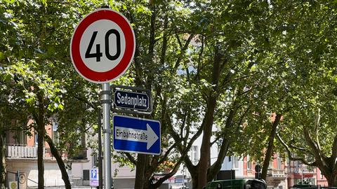 Das Bild zeigt ein Tempo-40-Schild in Wiesbaden