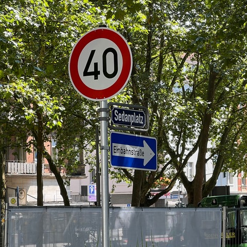 Das Bild zeigt ein Tempo-40-Schild in Wiesbaden