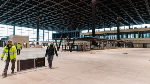 Im Inneren der An- und Abflughalle werden unter anderem die Check-in-Schalter gebaut.  