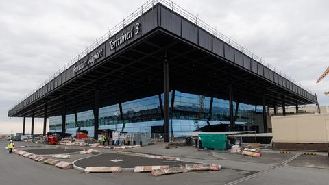 "Frankfurt Airport Terminal 3" steht außen an der weitestgehend in Glas gehaltenen Abflug- und Ankunftshalle.