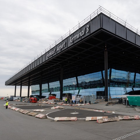 "Frankfurt Airport Terminal 3" steht außen an der weitestgehend in Glas gehaltenen Abflug- und Ankunftshalle.