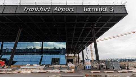 "Frankfurt Airport Terminal 3" steht außen an der Abflug- und Ankunftshalle. 