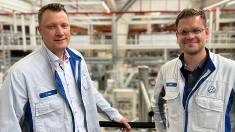 Tim Finke und Florian Eimer vor ihrer Abteilung in Halle 2.