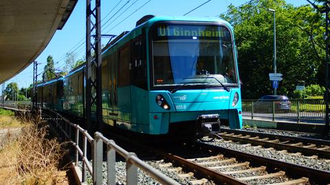 U-Bahn U1 fährt in Station ein