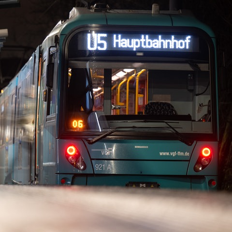 Ein Zug der U-Bahnlinie 5, beschriftet mit Frankfurt Hauptbahnhof.