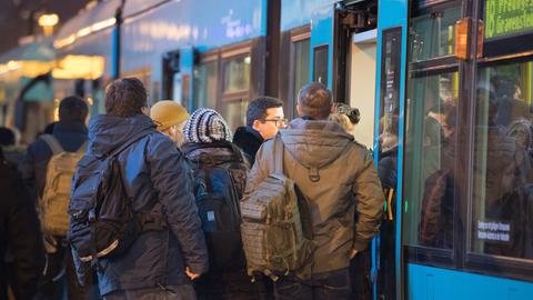 Gedränge an der U-Bahn an der Konstablerwache in Frankfurt