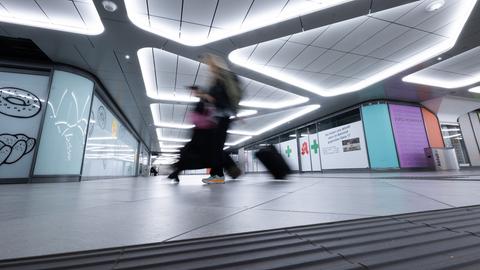 Passanten gehen durch einen bereits neu gestalteten Bereich in der Tiefebene des Hauptbahnhofs.