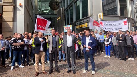 Verdi-Protest vor der Zentrale der Commerzbank in Frankfurt gegen eine mögliche Übernahme durch die italienische Unicredit