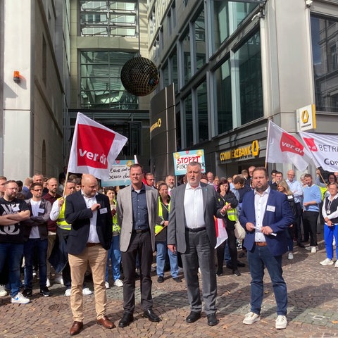 Verdi protesta em frente à sede do Commerzbank em Frankfurt contra uma possível aquisição pelo italiano Unicredit