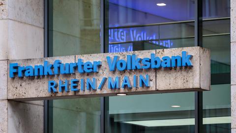 Außenansicht der Frankfurter Volksbank mit Logo.
